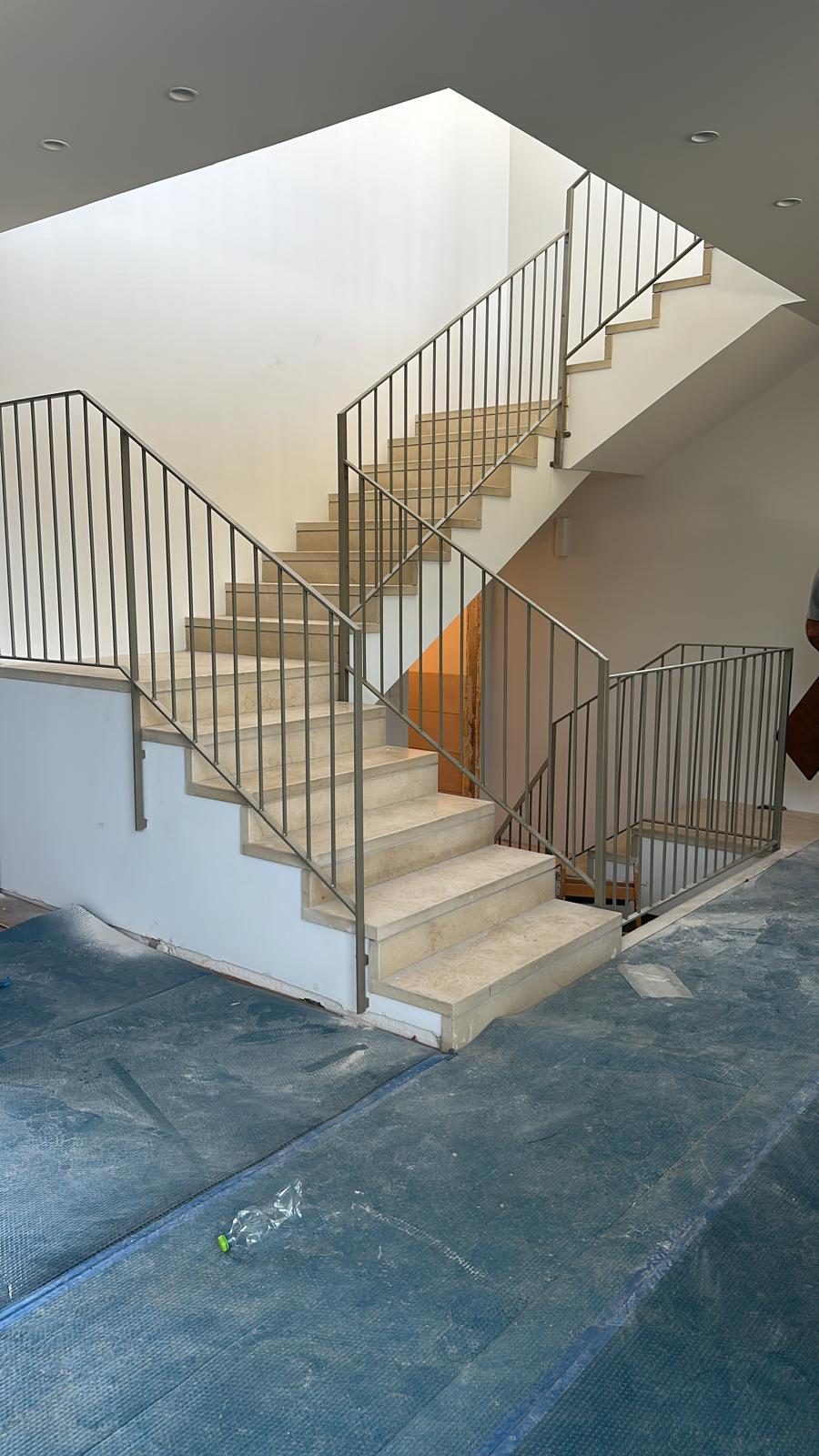 מעקה מדרגות מודרני