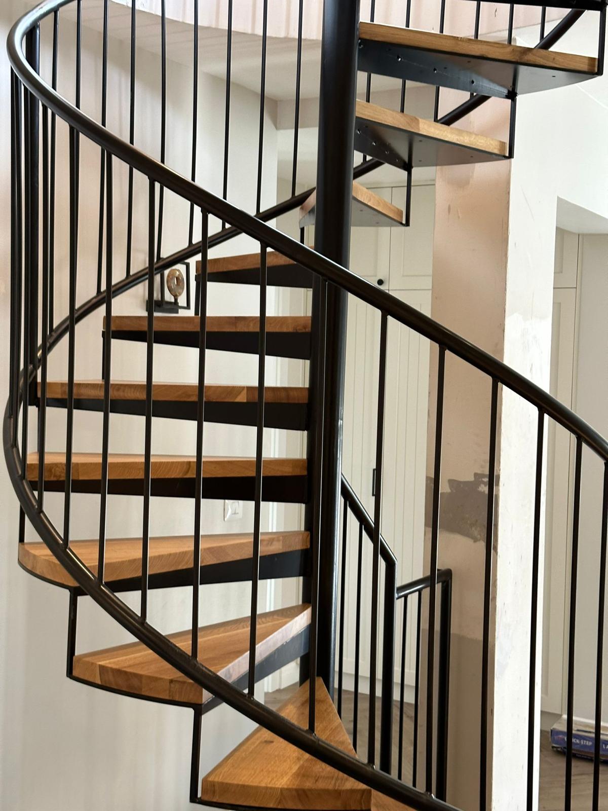 מעקות ומאחזי יד מברזל - בטיחות ועיצוב