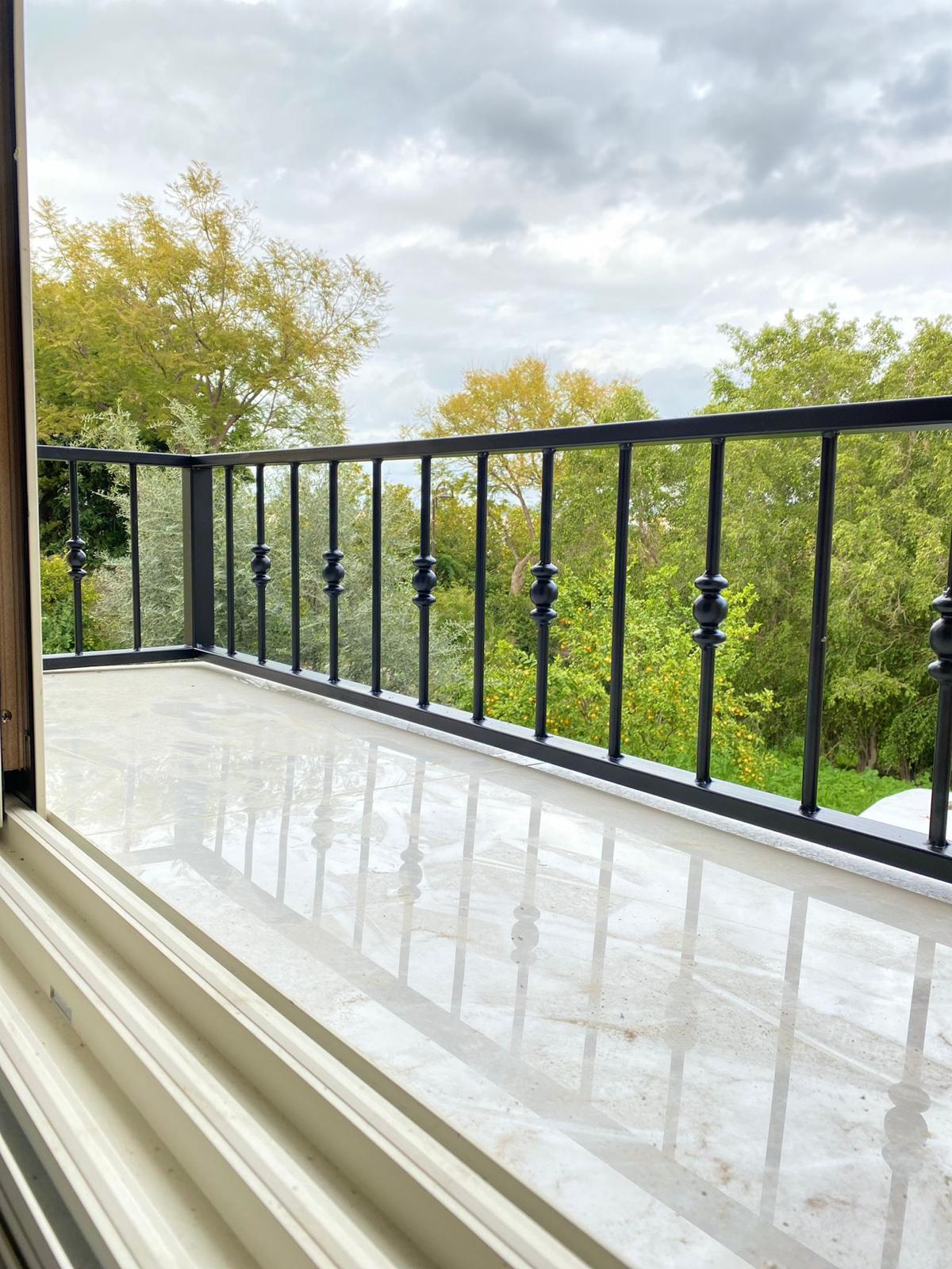 מעקה ברזל למרפסת