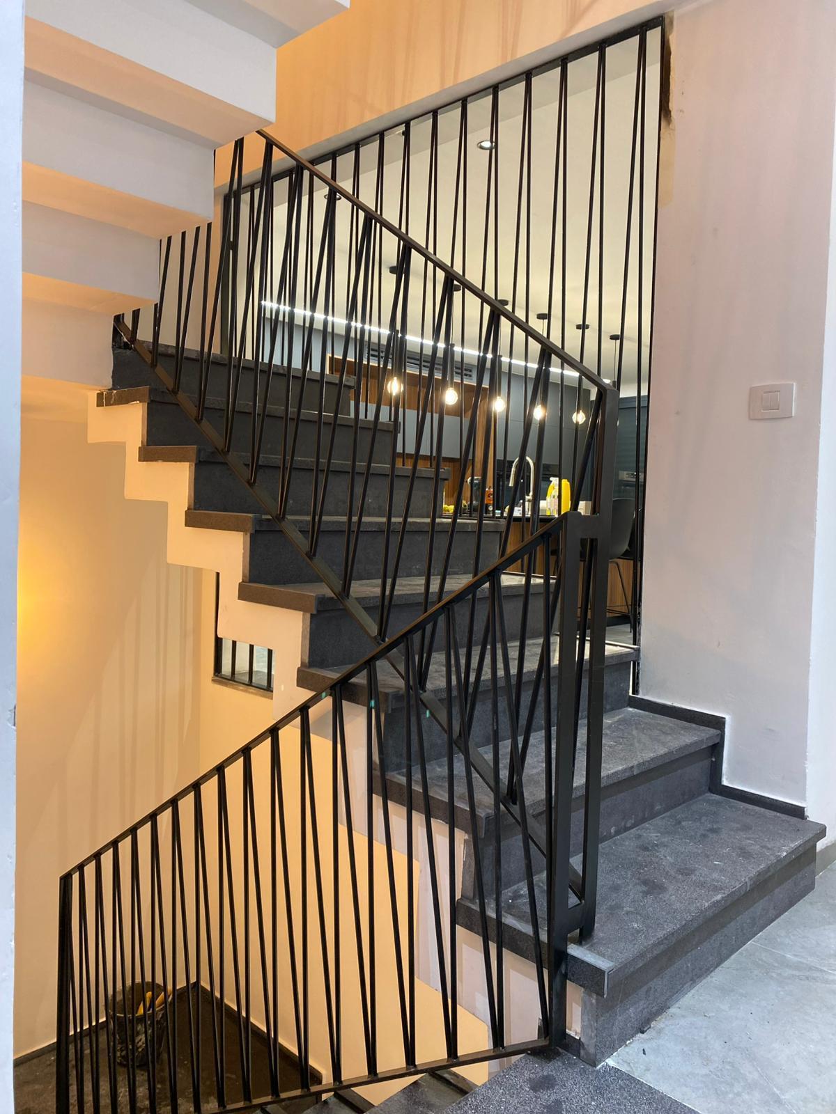 מעקה ברזל למדרגות פנים