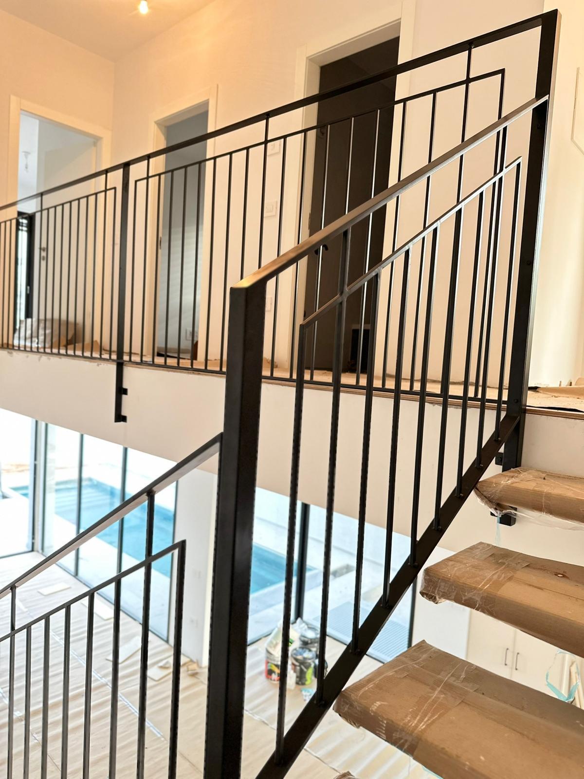 מעקה ומדרגות ברזל בהתאמה אישית
