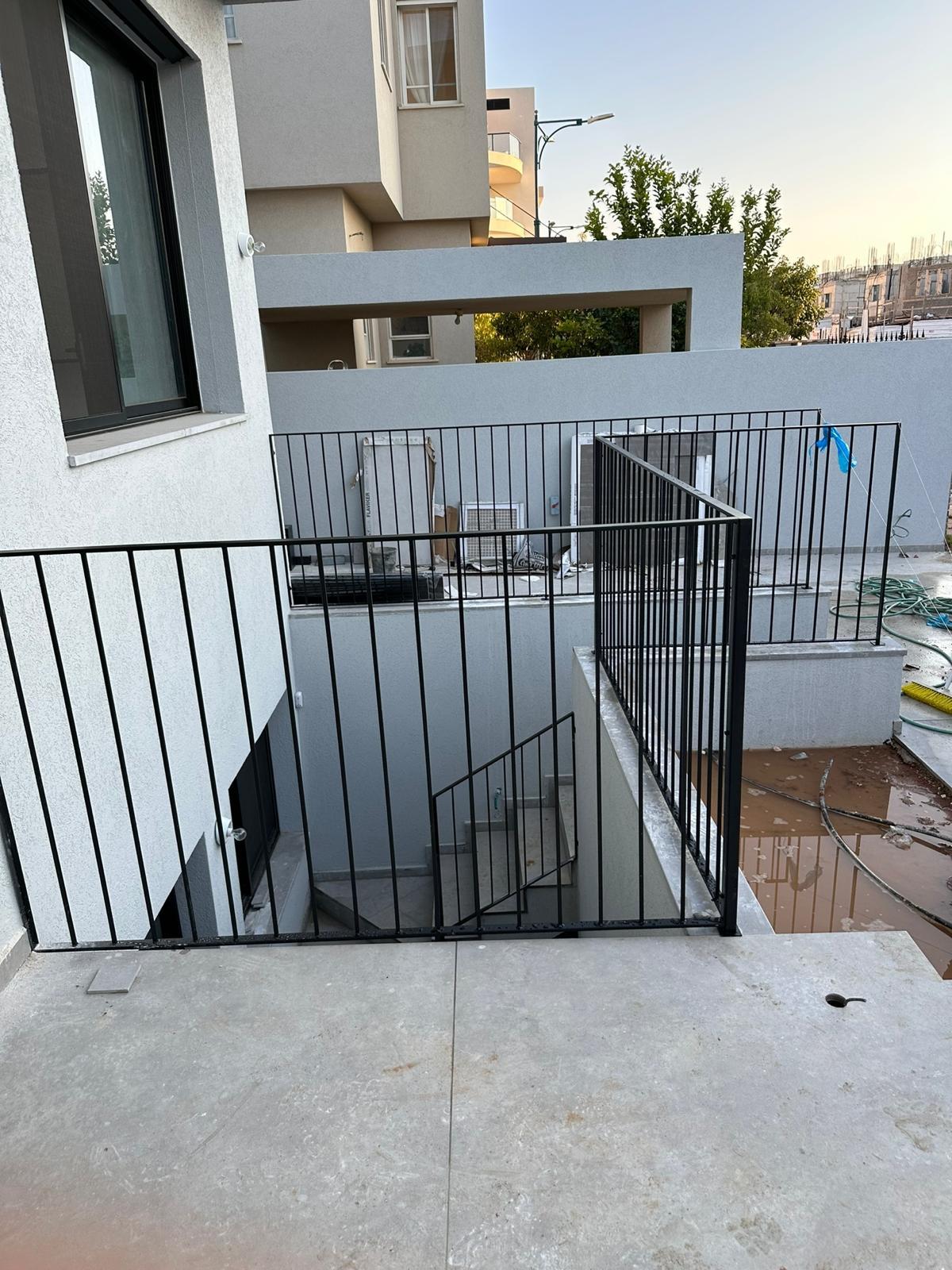 מעקה ברזל לגרם מדרגות