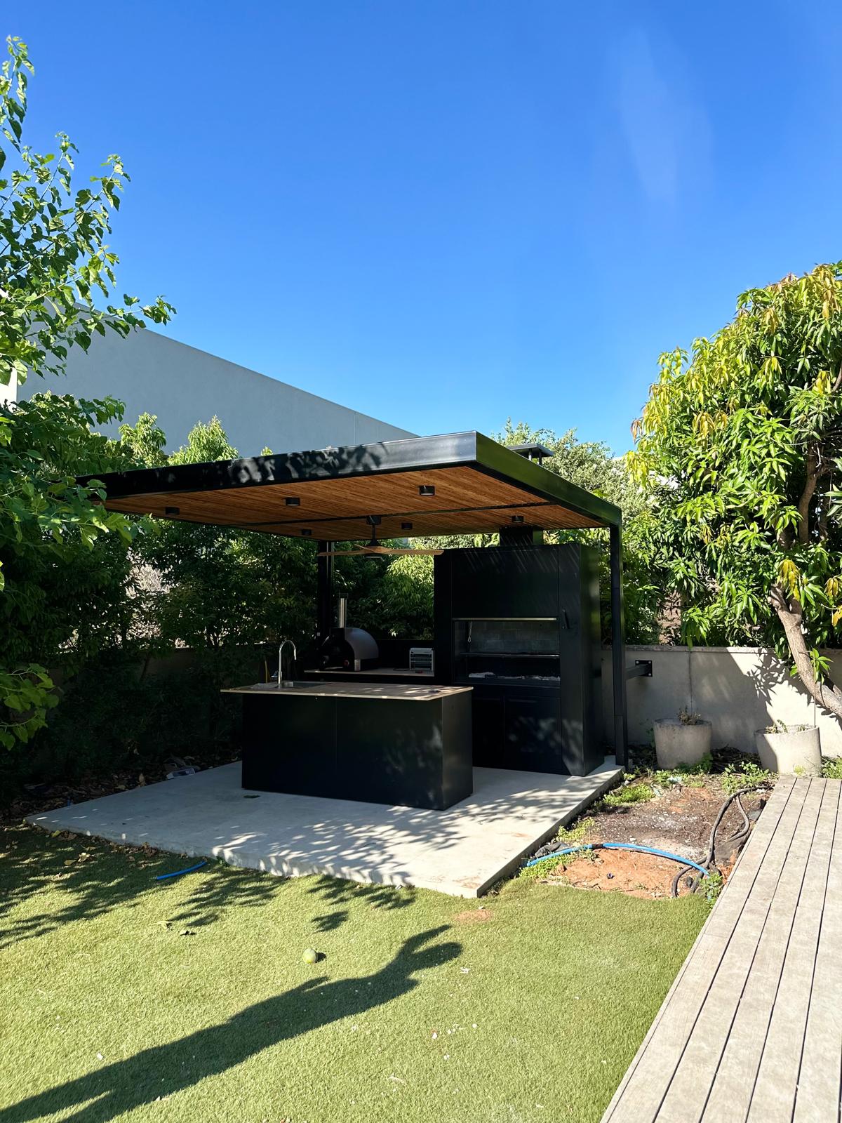 פרגולה מודרנית מברזל